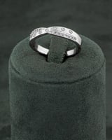 طقم اسوارة وخاتم فضي بتصميم انيق مرصع بحبات الزركو...