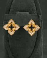 حلق ذهبي للنساء تصميم الوردة بلمعة الألماس