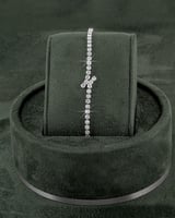 طقم اكسسوار فضي بموديل هادئ وبلمعة الألماس