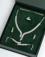 طقم نسائي مرصع بخمس قطع مع ساعة - بكج فاخر للإهداء...