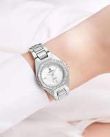 ساعة نسائية فضية مزينة بالزركون