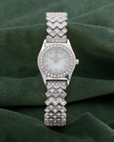 ساعة يد نسائية تصميم فضي فاخر بلمعة الألماس
