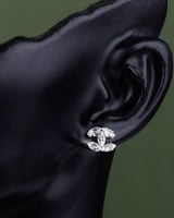 حلق نسائي فضي بتصميم فراشة بلمعة الألماس