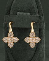 حلق نسائي ذهبي تصميم الوردة بلمعة الألماس