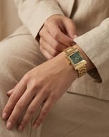 ساعة خاتون الذهبية تصميم هندسي عصري بميناء أخضر