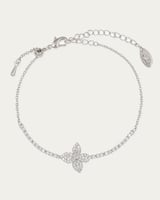 إسوارة فضية بتصميم البتلة الماسية المرصعة بالكامل...