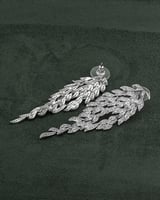 حلق نسائي مزين بفصوص الزركون تصميم فاخر