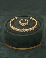 طقم ذهبي اسوارة وخاتم مرصع بحبات الزركون