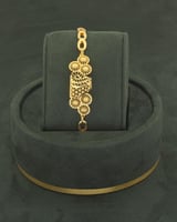 طقم مجوهرات نسائية للمناسبات مزين ببريق الذهب