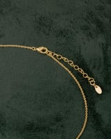 سلسال ذهبي أنيق مزين باللؤلؤ ولمعة الألماس