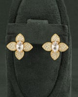 حلق وردة ماسية مزين بفص من الزركون الأبيض