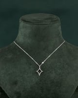 سلسال فضي بتصميم البريق الماسي بلمعة الألماس