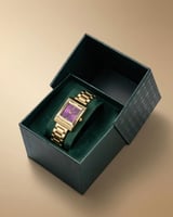 ساعة خاتون الذهبية تصميم هندسي عصري بميناء أرجواني