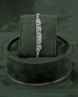 طقم مجوهرات فضي بتصميم كلاسيكي مزخرف مرصع بالزركون...