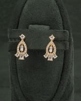 حلق ذهبي مزين بفصوص الززركون اللامعة