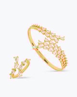 طقم اسوارة ذهبية وخاتم مزخرف بفصوص من الزركون اللا...