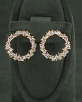 حلق دائري ذهبي مزين بفصوص الزركون