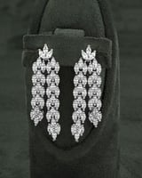 أقراط الأذن تصميم فضي فاخر مرصع بالزركون