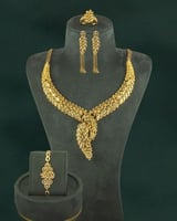 طقم مجوهرات فاخر بلمعة الذهب مع علبة انيقة