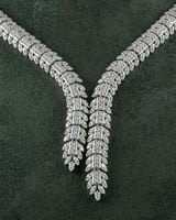 طقم فضي تصميم عصري بلمعة الألماس