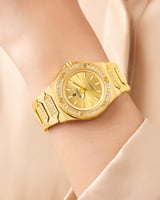 ساعة نسائية ذهبية تصميم عصري