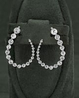 حلق فضي مزين بالزركون تصميم دائري