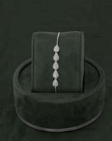 طقم شوكر من الزركون الفضي لإطلالة ناعمة وواعدة