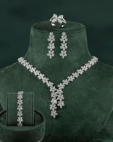 وردة الياسمين -طقم نسائي فضي مزدان بالزركون 5 قطع...