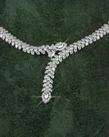 طقم اكسسوار فضي مميز بدموع الورد المرصعة بالزركون...