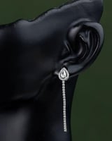 حلق نسائي فضي بتصميم زركوني أنيق يتألق بلمعة الألم...