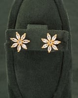 طقم مجوهرات ذهبي تصميم ناعم بلمعة الألماس