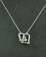 سلسال فضي بتعليقة على شكل حرف U تصميم مزدوج