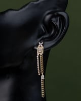 حلق نسائي ذهبي بتصميم زركوني أنيق يتألق بلمعة الأل...