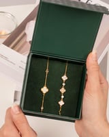 طقم ساعة وأساور فاخرة بلون ذهبي و تصميم عالمي مرصّ...