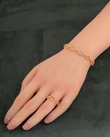 طقم اسوارة وخاتم لون ذهبي يزدان بالزركون اللامع