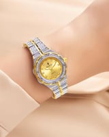 ساعة يد نسائية بإطار من الزركون اللامع مينا ذهبي