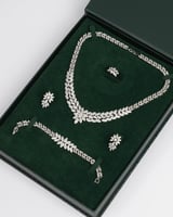 بكج الأميرة - طقم نسائي مرصع مع ساعة فاخرة