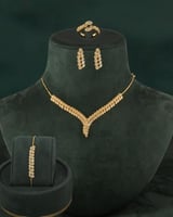 طقم نسائي شوكر بتصميم ذهبي مزين بالزركون