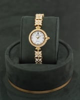 طقم مجوهرات بلمعة الذهب مع ساعة يد نسائية تصميم ذه...