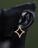 أقراط ذهبية ناعمة للنساء بتصميم فاخر