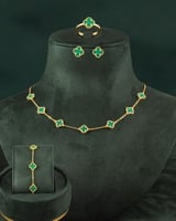 طقم مجوهرات بتصميم عالمي وردة خضراء صغيرة