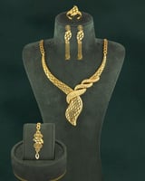 طقم مجوهرات بلمعة الذهب مع ساعة يد نسائية تصميم ذه...