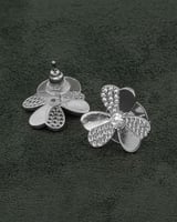 حلق نسائي فضي تصميم الزهرة بلمعة الألماس