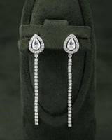 حلق نسائي فضي بتصميم زركوني أنيق يتألق بلمعة الألم...