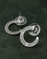 حلق نسائي فضي بتصميم أنيق بلمعة الألماس