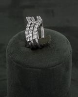 خاتم ثلاثي فضي مزين بالزركون ولمعة الألماس