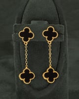 طقم مجوهرات بتصميم عالمي مزين اللون الأسود وردة مت...