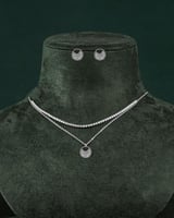 طقم سلسال وحلق مزين بالزركون تصميم فضي