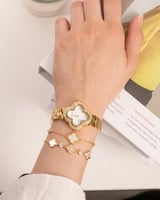 طقم ساعة وأساور فاخرة بلون ذهبي و تصميم عالمي مرصّ...