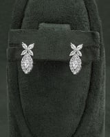 حلق فضي تصميم ناعم مزين بالزركون